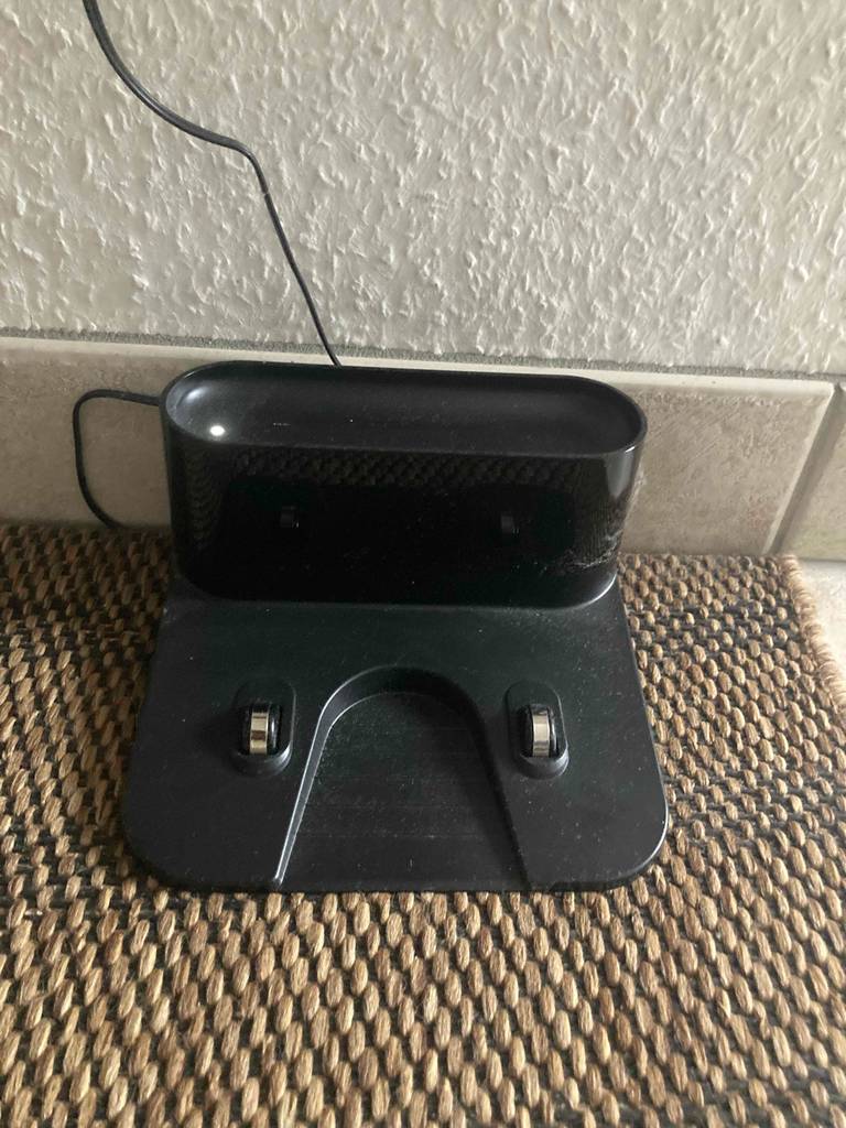 Schwarze Ladestation eines Eufy-Saugrobotors im Test steht auf einem Sisal-Teppich.
