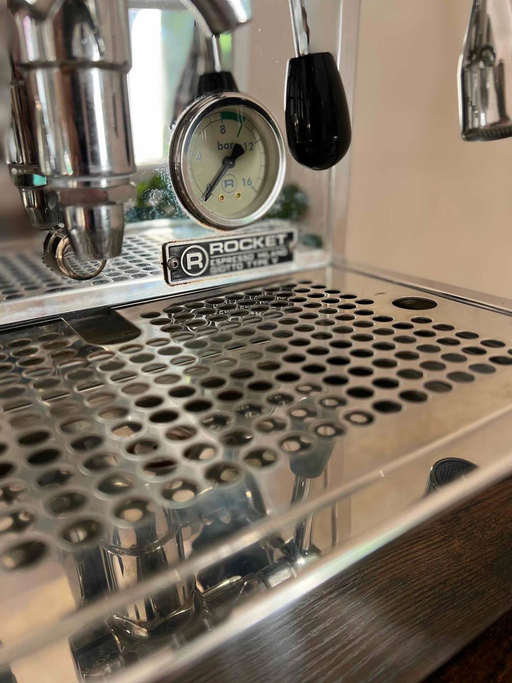 Im Test: Detailansicht der Druckanzeige und der Tropfschale einer Siebträgermaschine.