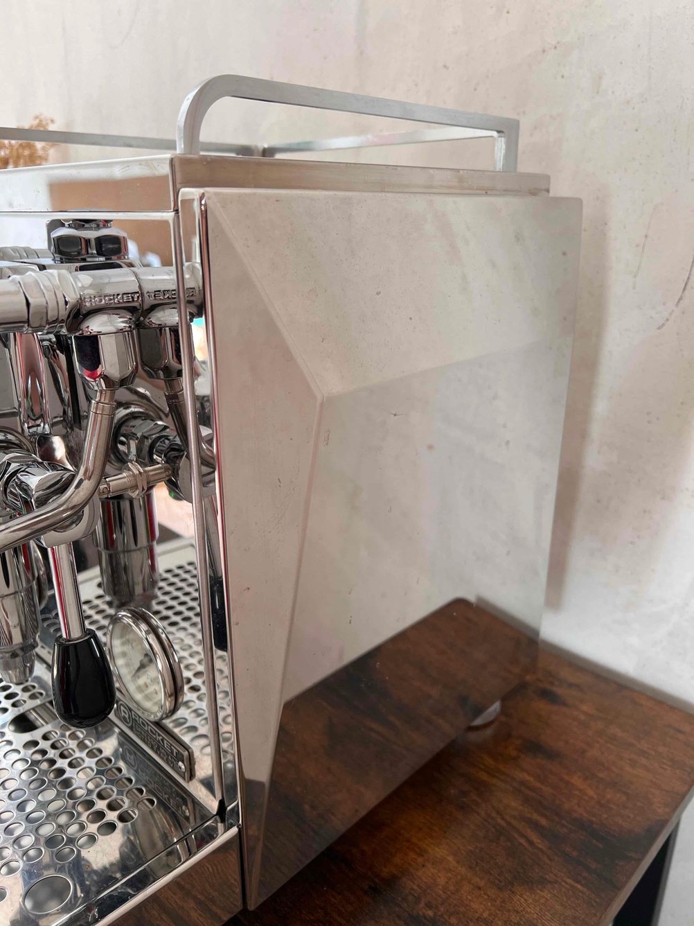 Seitliche Ansicht einer getesteten Siebträgermaschine.