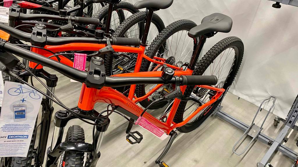 MTB-Fully-Test: Einige Exemplare stehen nebeneinander.