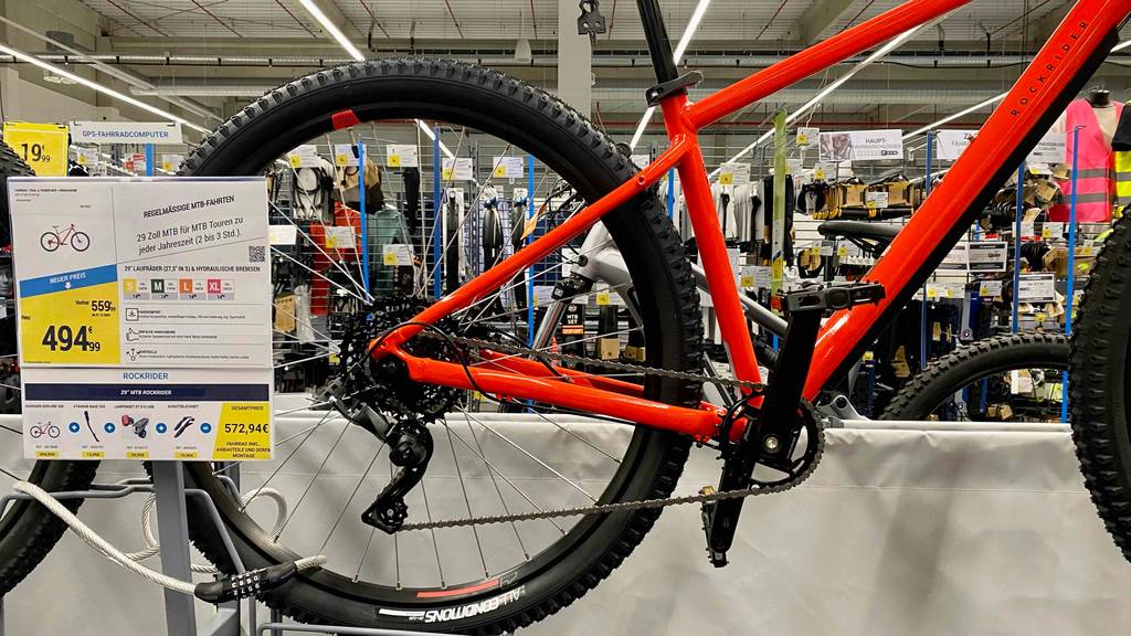 MTB-Fully-Test: Vor dem getesteten MTB-Fully ist ein Preisschild zu sehen.