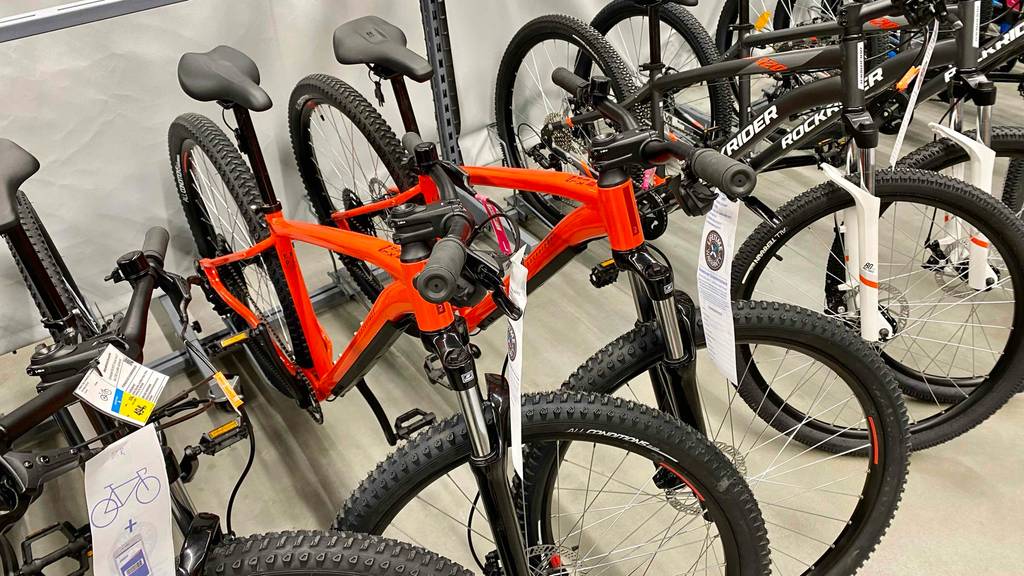 MTB-Fully-Test: Mehrere Fahrräder stehen nebeneinander.