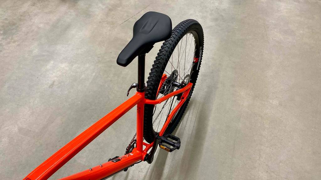 MTB-Fully-Test: Der Sitz des getesteten MTB-Fully ist von oben zu sehen.