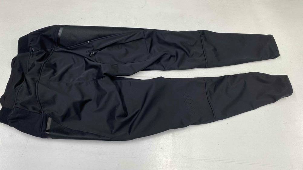Getestete MTB-Hose hat ein schwarzes Design.