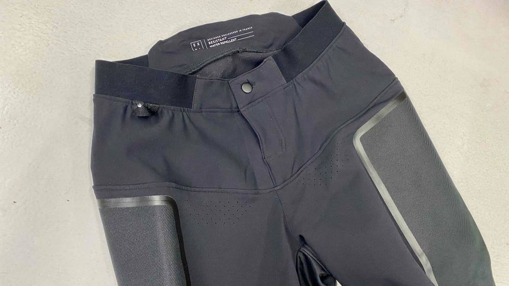 MTB-Hose getestet: Hose liegt auf heller Oberfläche.