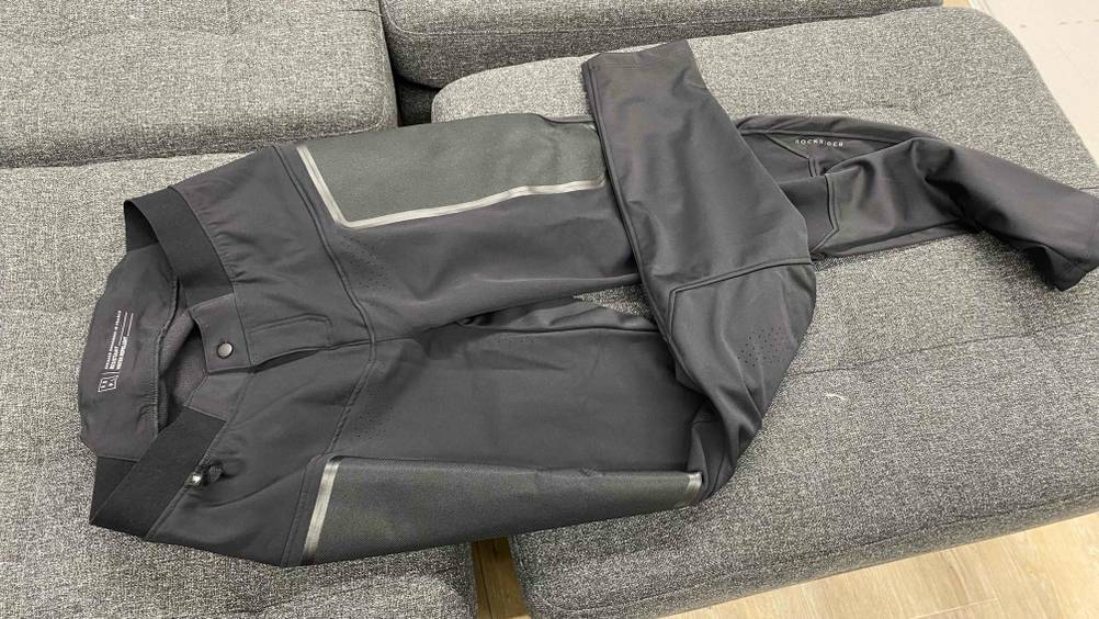 MTB-Hose im Test: Hose liegt auf grauem Untergrund.
