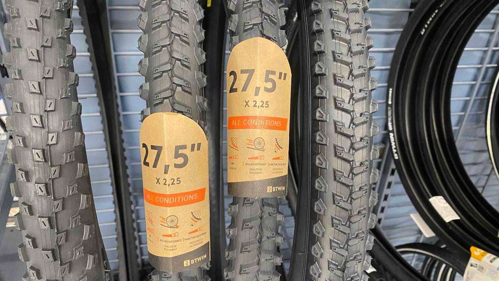 MTB-Reifen-27,5-Test: Nahaufnahme mehrerer neuer MTB-Reifen inklusive Produktetiketten.
