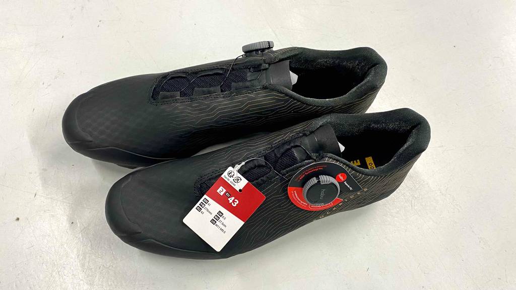 MTB-Schuhe für Herren im Test: Ein Paar nebeneinander auf einer hellen Fläche.