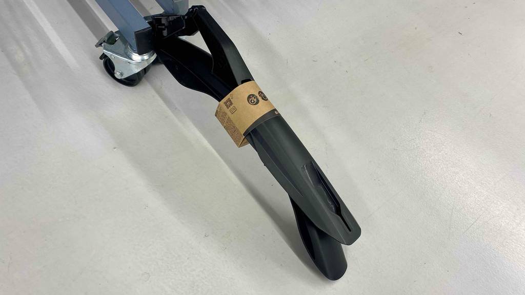 Ein MTB-Schutzblech im Test ist an ein Metallstück montiert.