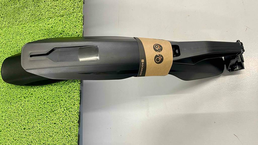 Ein MTB-Schutzblech lehnt zum Test auf einer grünen Kunstrasenfläche.