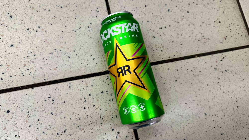 Getestet: Eine Dose Rockstar-Energy-Drink auf eine Fließenboden liegend.