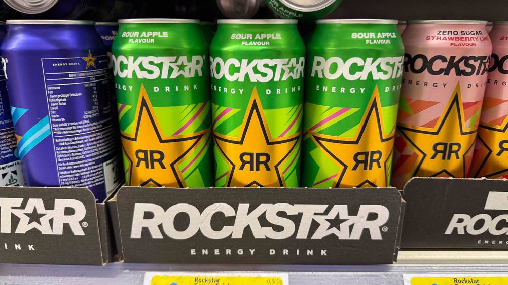 Mehrere Dosen des Rockstar-Energy-Drinks im Test in einem Verkaufsregal.