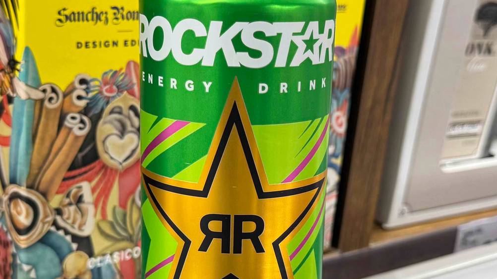Rockstar-Energy-Drink getestet: Nahaufnahme der Verpackung mit Logo.