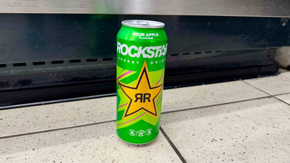 Auf dem Boden steht eine Dose des getesteten Rockstar-Energy-Drinks.