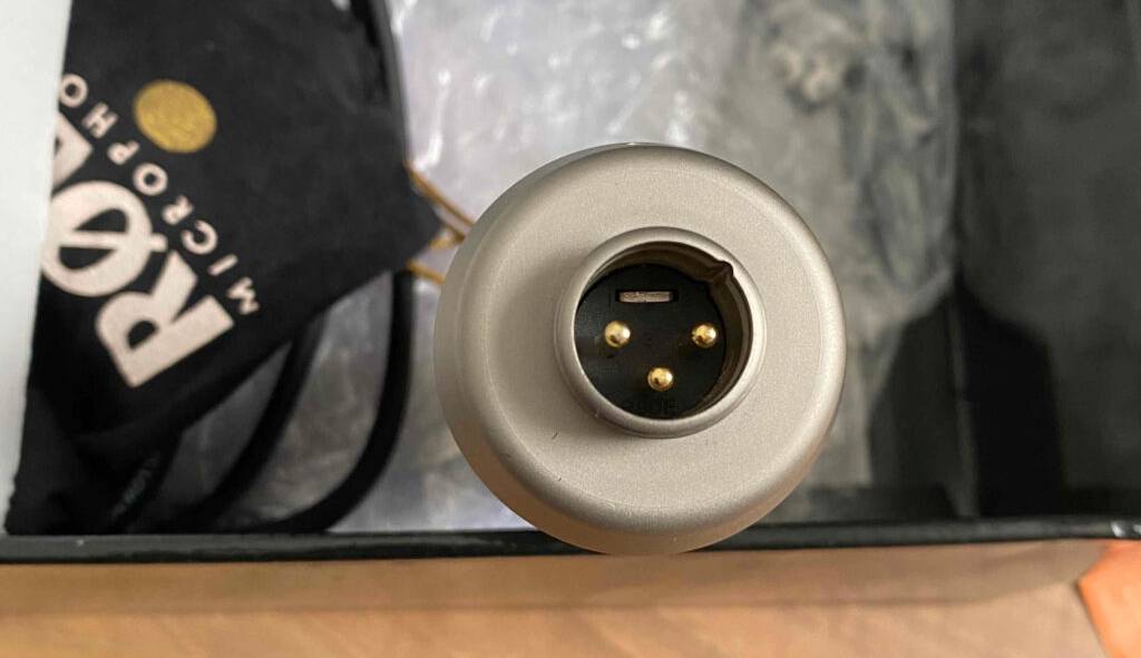 Ein dreipoliger Stecker eines getesteten PC-Mikrofons in der Verpackung.