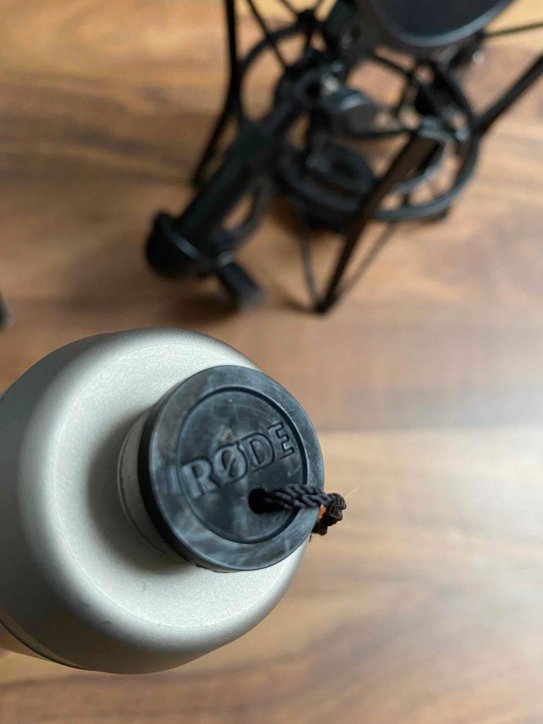 Schutzkappe des Steckers eines getesteten PC-Mikrofons der Marke RODE.