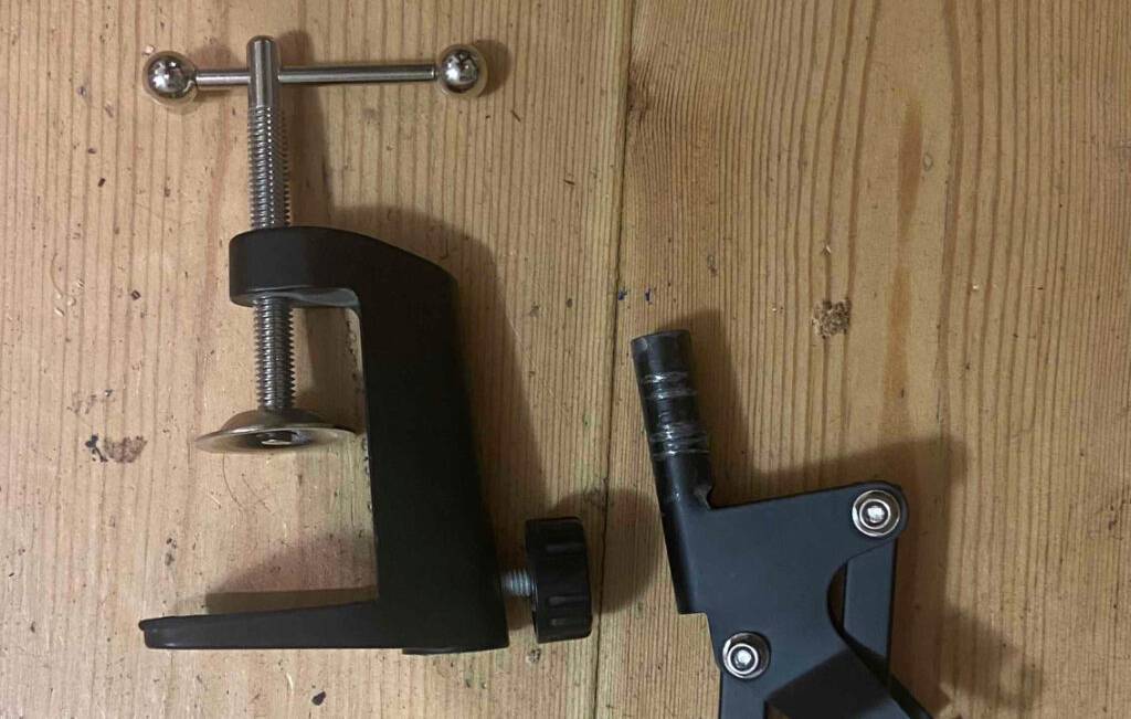 Mikrofonarme im Test: Nahaufnahme der Tischklemme eines schwarzen Mikrofonarms.