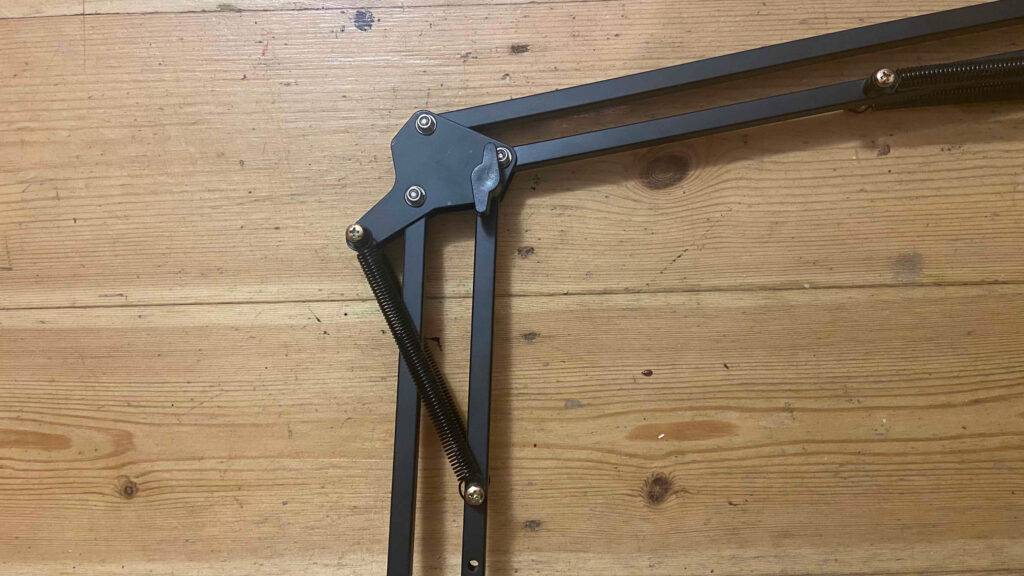 Detailansicht des feststellbaren, schwarzen Gelenkarms eines getesteten Mikrofonarms im Test.