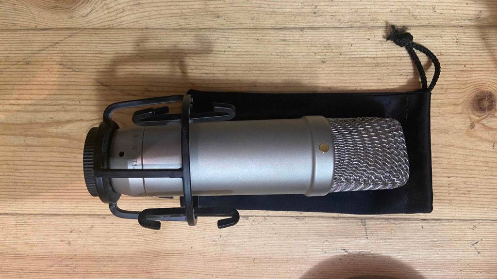 Mikrofonarm NT1A von Rode getestet: Mikrofon liegt auf einem Untergrund aus Holz.