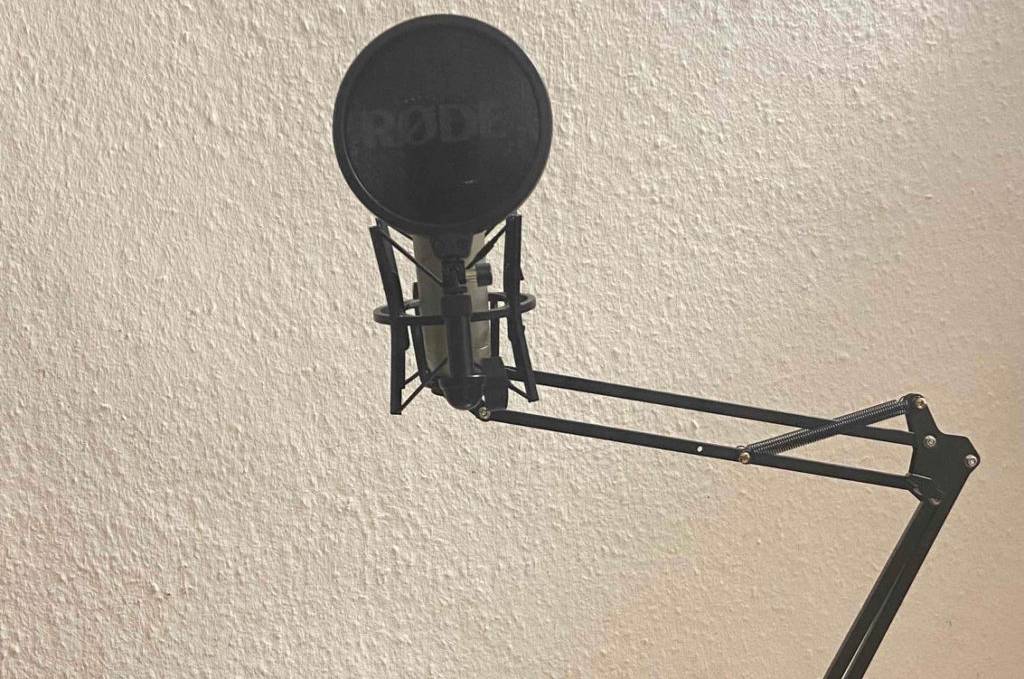 Mikrofonarm NT1A von Rode im Test: Mikrofonarm ist am Tisch befestigt.