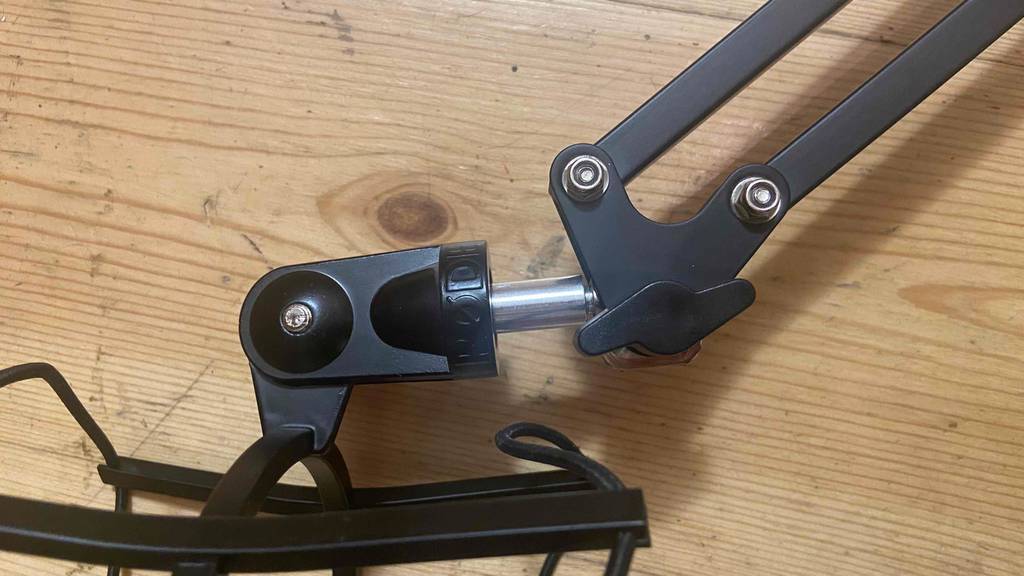 Getesteter Mikrofonarm NT1A von Rode liegt auf dem Tisch.