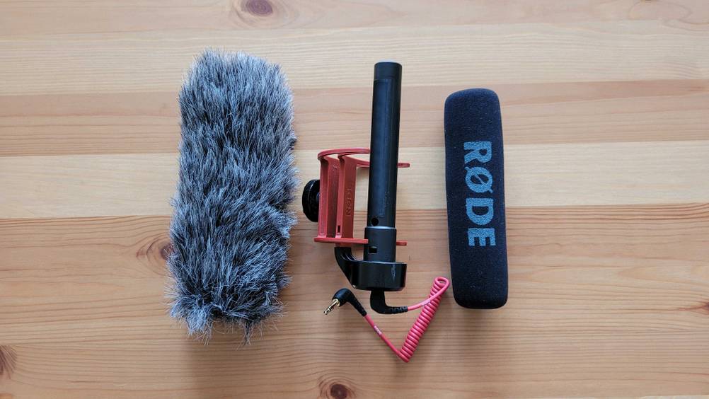 Richtmikron-Test: ein Gerät von Rode liegt samt Zubehör auf einem Holzboden.