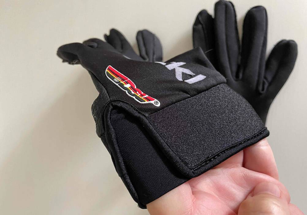 Detailansicht von einem schwarzen, getesteten Laufhandschuh mit Handgelenkgummizug.