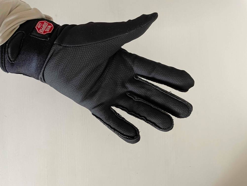 Laufhandschuhe im Test: Eine Hand mit einem angezogenen Laufhandschuh zeigt die Innenfläche.