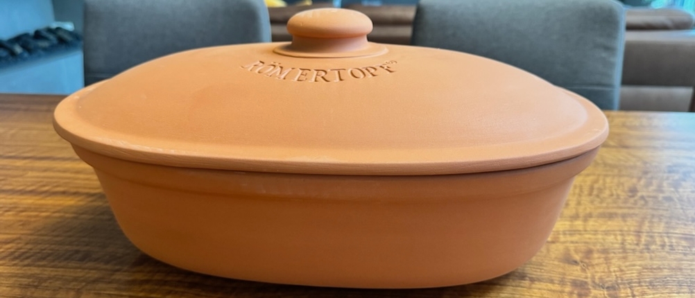 Römertopf-Brottopf 81005 mit Deckel auf einem Tisch