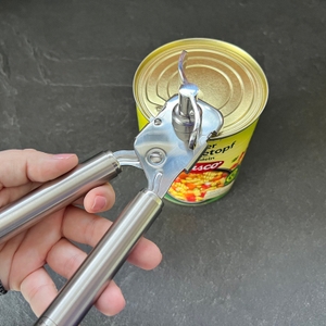 Dosenöffner Rösle 12757 liegt auf einer Dose auf.