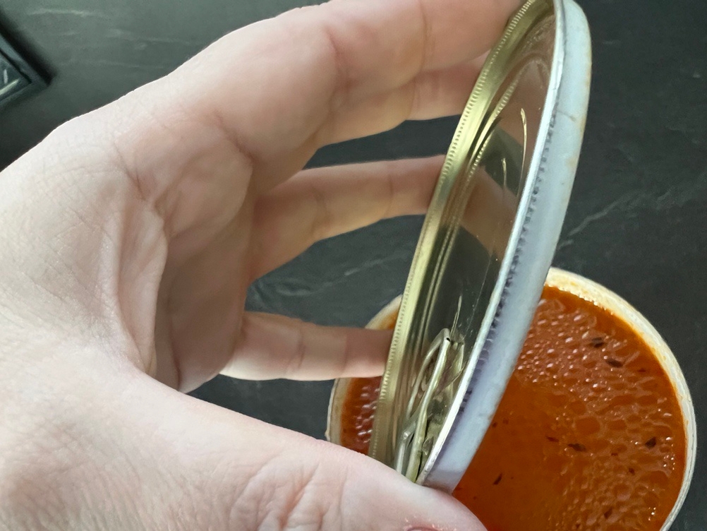 Deckel einer Dose ohne scharfe Kanten geöffnet