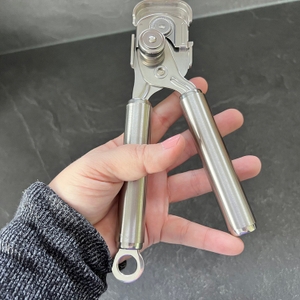 Rösle-Dosenöffner geöffneter Griff in einer Hand