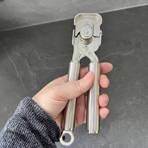 Rösle-Dosenöffner geschlossen in einer Hand