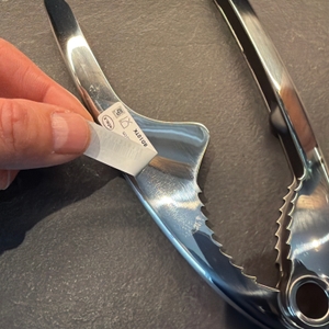 Eine Hand zieht einen Aufkleber vom Rösle 12781