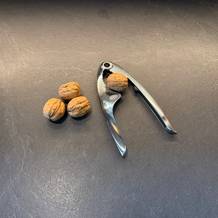 Einige Walnüsse liegen neben dem Rösle 12781