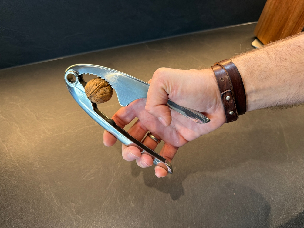 Eine Walnuss liegt im Rösle 12781