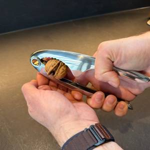 Eine Walnuss wird mit dem Rösle 12781 geknackt