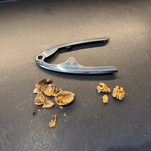 Eine geknackte Walnuss liegt neben dem Rösle 12781