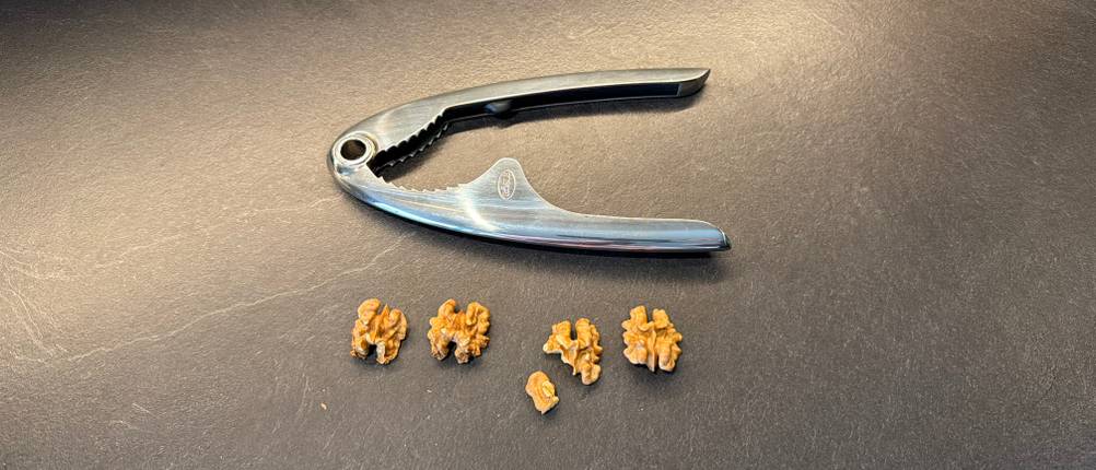 Walnusskerne liegen neben dem Rösle 12781