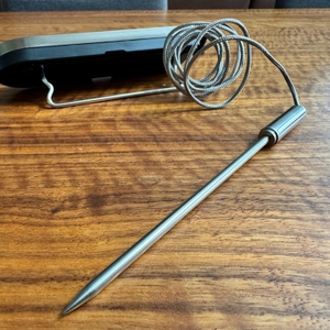 Der Temperaturfühler des Rösle 16283 liegt auf einem Tisch