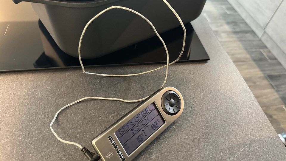 Das Kabel des Rösle 16283 geht in einen Topf während es eine Temperatur von 10°C anzeigt