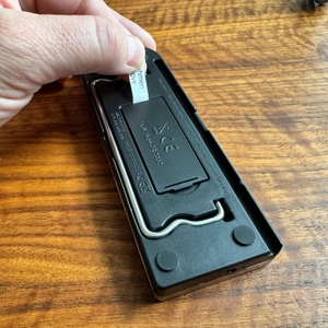 Eine Hand entfernt einen Zettel von der Rückseite des Rösle 16283