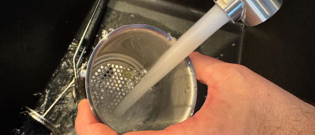 Rösle 16285 wird mit einem Wasserstrahl gereinigt.