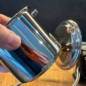 Behälter der Rösle 16285 wird von einer Hand entnommen.