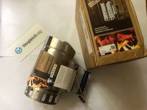 BBQ-Anzündkamin und die dazugehörige Verpackung liegen nebeneinander auf einem weißen Untergrund.