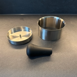 Der Lieferumfang der Rösle-Burgerpresse PRO steht auf einer Küchenarbeitsplatte