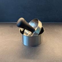 Die Rösle-Burgerpresse PRO steht auf einer Küchenarbeitsplatte