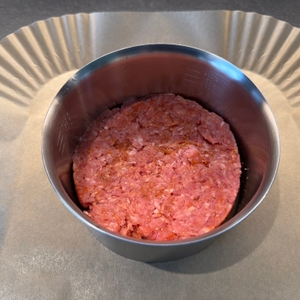 Ein Burger-Patty liegt in der Rösle-Burgerpresse PRO