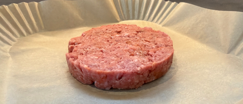 Ein Burger-Patty aus der Rösle-Burgerpresse PRO