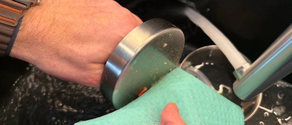 Mit einem Lappen wird die Rösle-Burgerpresse PRO gereinigt